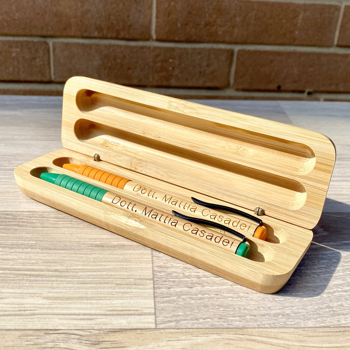 Portapenne con penne personalizzate in legno